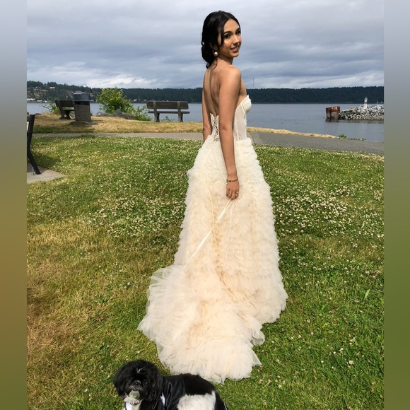 Exquisite Strapless Ruffled Couture Gown. Size 0-6. Ivory Color. - Picture 6 of 16